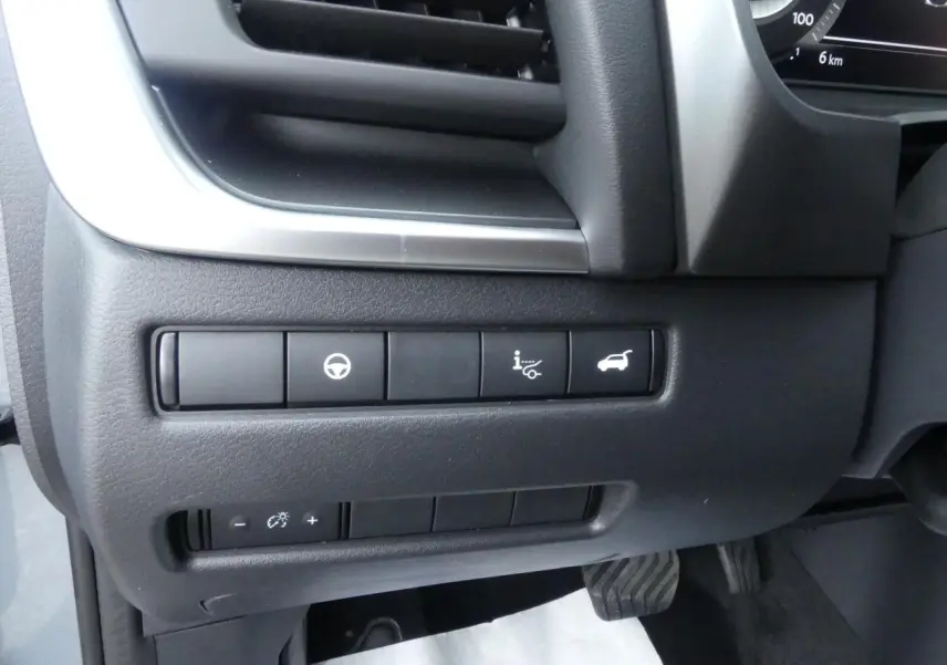 Boutons de commande du tableau de bord côté gauche dans un Nissan Qashqai gris métallisé 2025, version N-Connecta.