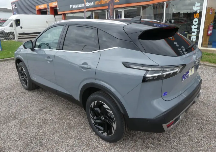 Vue 3/4 arrière droit du Nissan Qashqai 1.5 e-Power gris métallisé avec toit noir et jantes alliage noires.