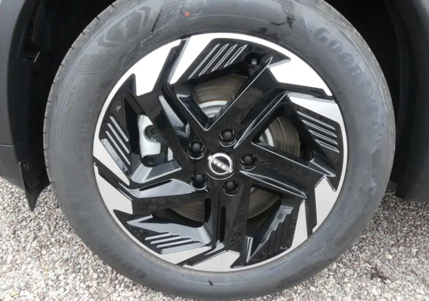 Gros plan sur la jante alliage noire et argentée du Nissan Qashqai 1.5 e-Power gris métallisé, roue avant droite.