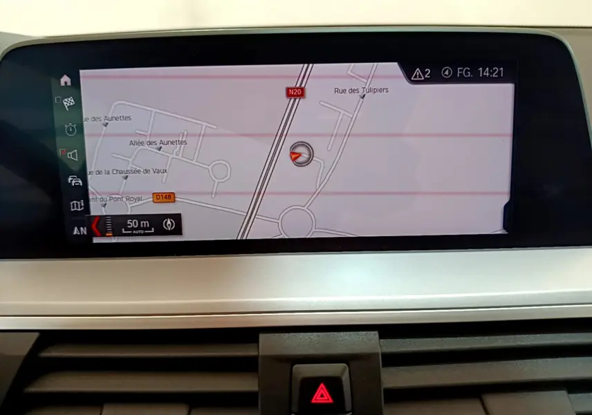 Écran central du tableau de bord du BMW X3 xDrive20d 2020 affichant la navigation GPS en intérieur.