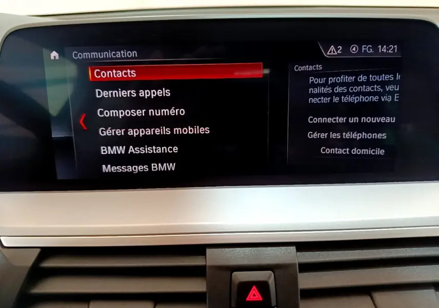 Écran central du tableau de bord du BMW X3 2020 affichant le menu communication avec options de contacts et appels.
