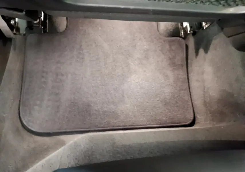 Tapis de sol gris foncé côté conducteur du BMW X3 xDrive20d 2020, intérieur propre et bien entretenu.