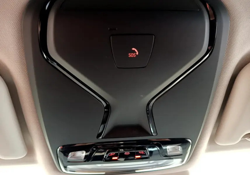 Vue du plafonnier intérieur noir avec bouton SOS rouge et commandes d'éclairage dans un BMW X3 xDrive20d 2020.