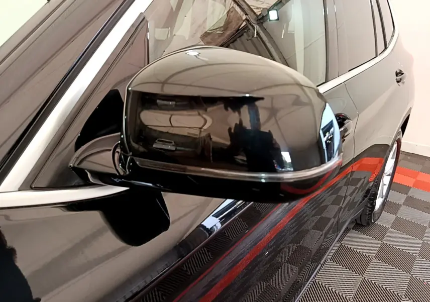 Rétroviseur côté conducteur noir brillant du BMW X3 xDrive20d 2020, avec reflet de l'environnement intérieur.