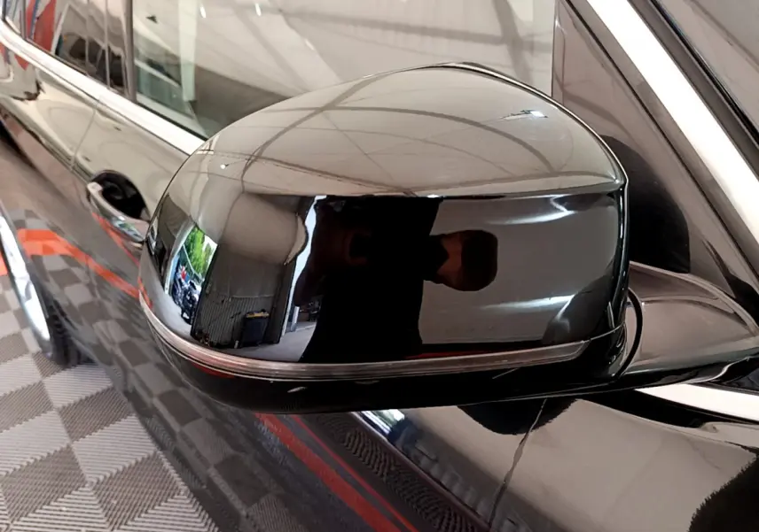 Rétroviseur côté gauche noir brillant de BMW X3 xDrive20d 2020 avec clignotant intégré en bande chromée.