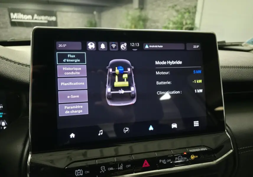 Écran tactile central affichant le flux d'énergie en mode hybride du Jeep Compass 2024, intérieur noir.