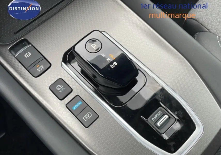Gros plan sur la console centrale du Nissan Qashqai 2025, montrant le levier de vitesses automatique et les boutons de mode de conduite.