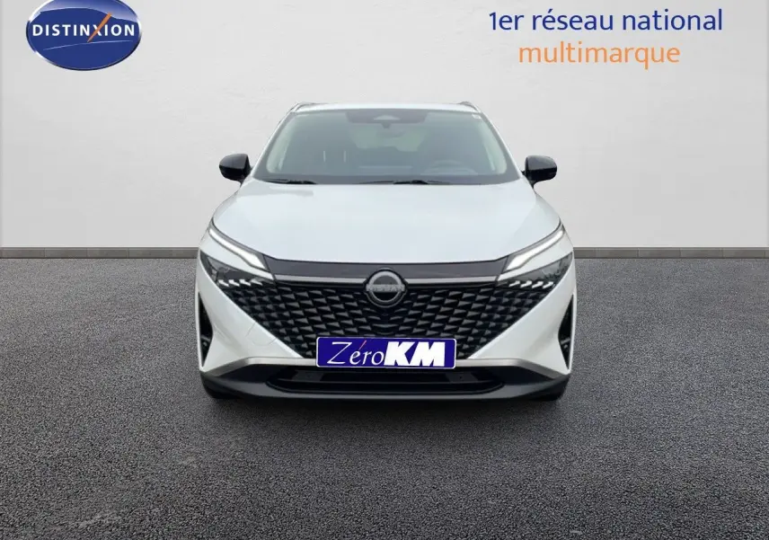 Vue de face du Nissan Qashqai blanc nacré métal 2025 avec calandre noire et phares LED fins.