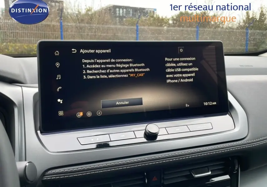 Vue intérieure du tableau de bord du Nissan Qashqai blanc nacré 2025, écran tactile central affichant les réglages Bluetooth.