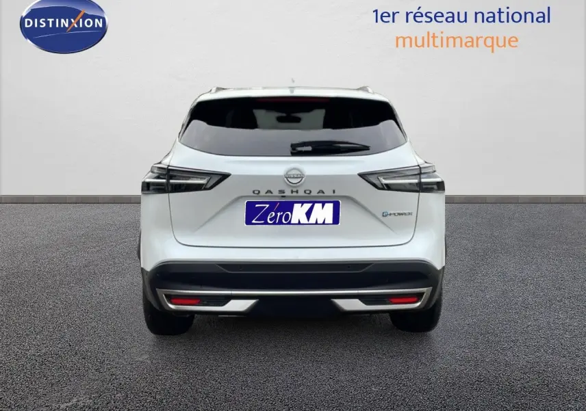 Vue arrière d'un Nissan Qashqai blanc nacré métal 2025 avec feux LED et logo E-POWER visible.