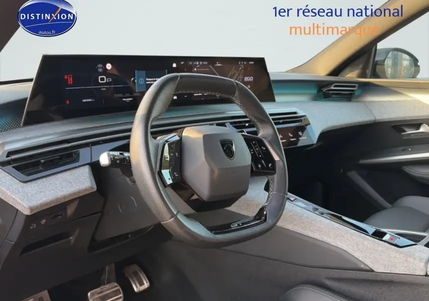Vue intérieure du tableau de bord et volant cuir noir du Peugeot 3008 gris, avec écran multifonction large et design moderne.