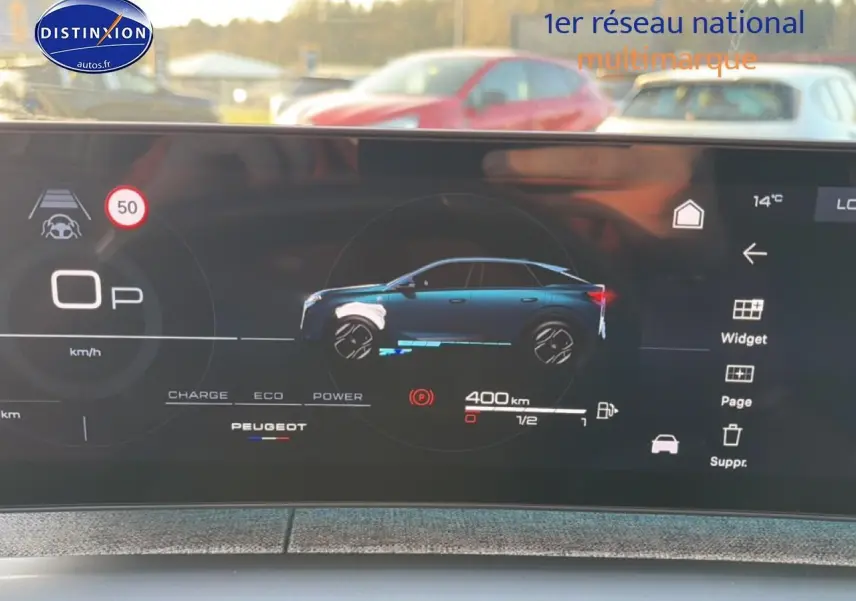 Affichage numérique intérieur montrant un Peugeot 3008 gris en profil sur l'écran de bord, avec autonomie de 400 km.