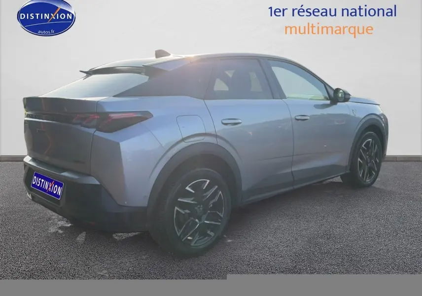 Peugeot 3008 gris en 3/4 arrière droit, avec jantes alu noires et becquet arrière visible.