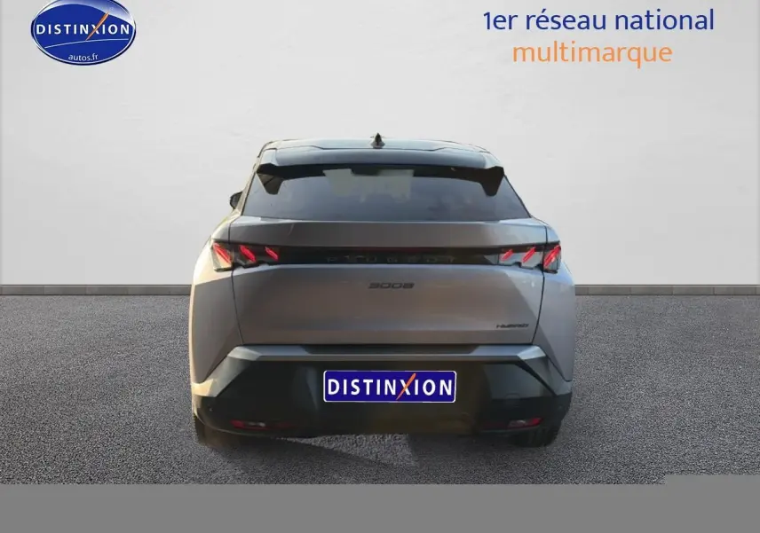 Vue arrière d’un Peugeot 3008 gris 1.2 hybrid 145 GT avec feux LED caractéristiques et lunette arrière surteintée.
