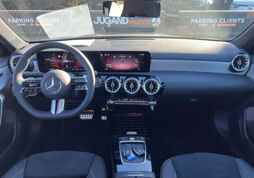 Vue intérieure avant de la Mercedes Classe A 200D Exclusive Design 2026 avec tableau de bord numérique et volant cuir multifonctions.