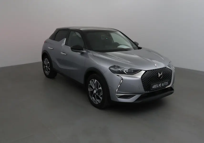 DS3 Crossback E-TENSE gris Artense vu en 3/4 avant droit, avec toit noir et calandre distinctive DS.