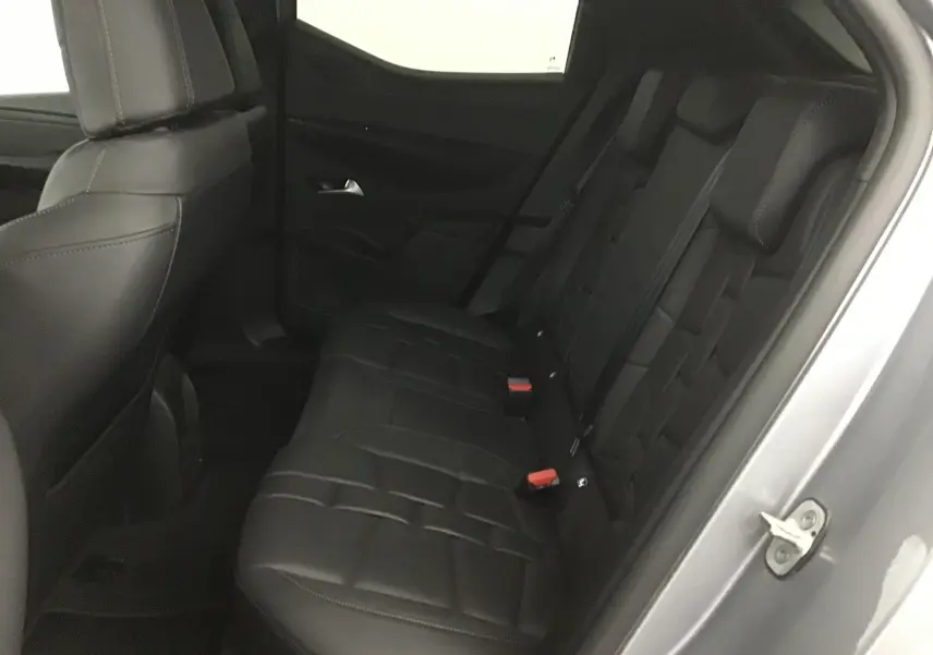 Vue intérieure arrière côté droit du DS3 Crossback E-TENSE 2021 avec sièges en cuir noir et porte gris Artense ouvert.