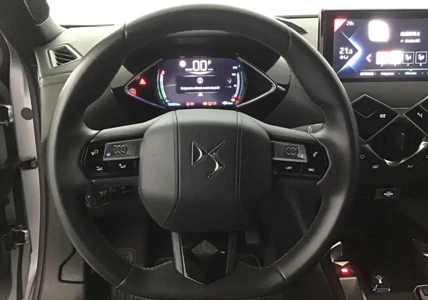 Vue rapprochée du volant en cuir noir du DS3 Crossback E-TENSE 2021 avec tableau de bord numérique et écran tactile.