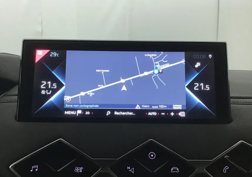 Écran tactile central du DS3 Crossback E-TENSE 2021 affichant la navigation et la climatisation à 21,5°C.