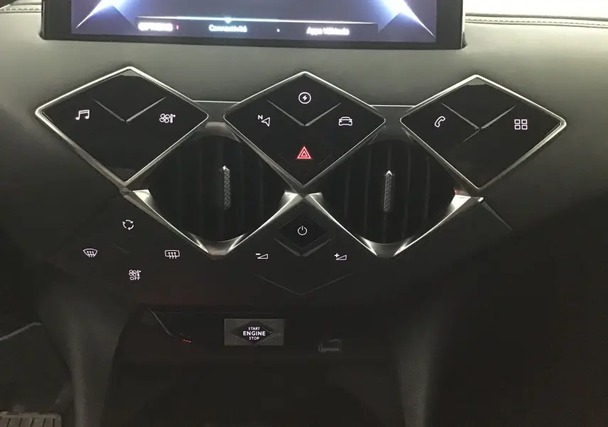 Vue rapprochée du tableau de bord du DS3 Crossback E-TENSE 2021, avec commandes tactiles et aérateurs noirs.
