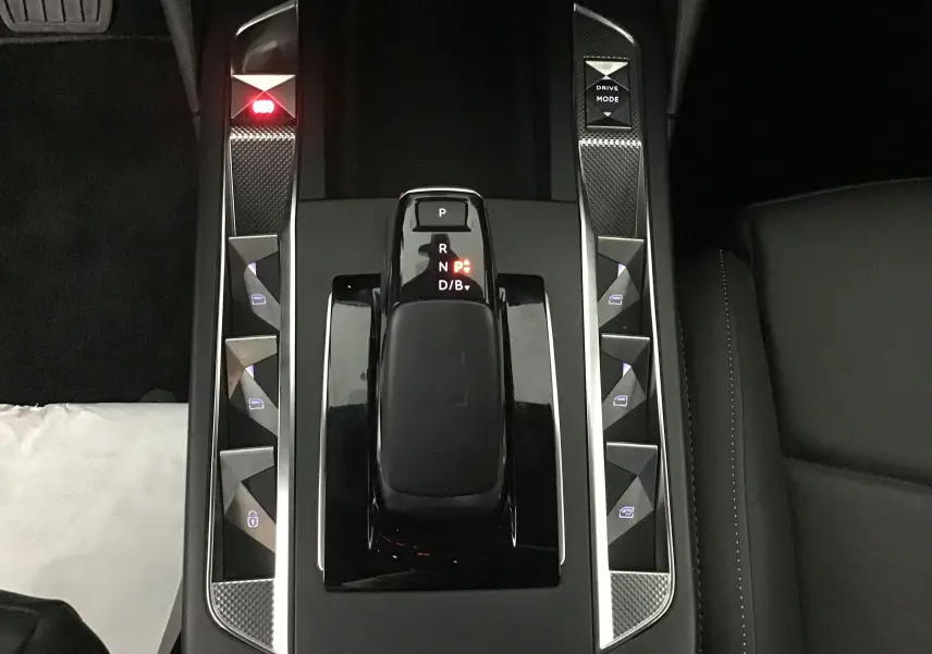 Vue rapprochée de la console centrale noire du DS3 Crossback E-TENSE 2021 avec levier de vitesses automatique et commandes tactiles.