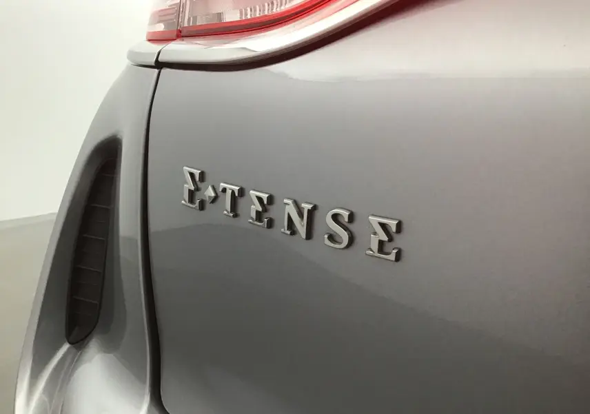 Gros plan sur l'arrière gris Artense du DS3 Crossback E-TENSE 2021 avec le logo E-TENSE en relief métallique.