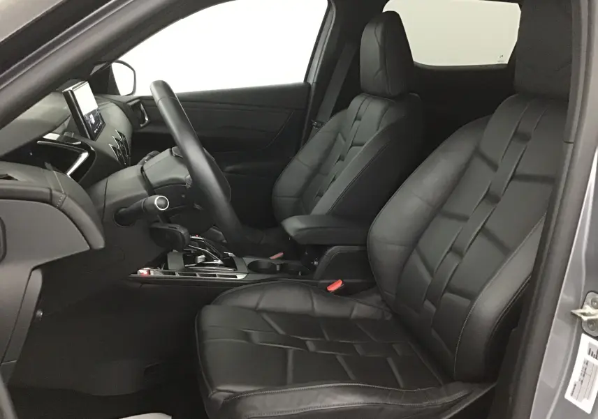 Intérieur côté gauche du DS3 Crossback E-TENSE 2021 avec sièges cuir noirs et tableau de bord moderne gris Artense.