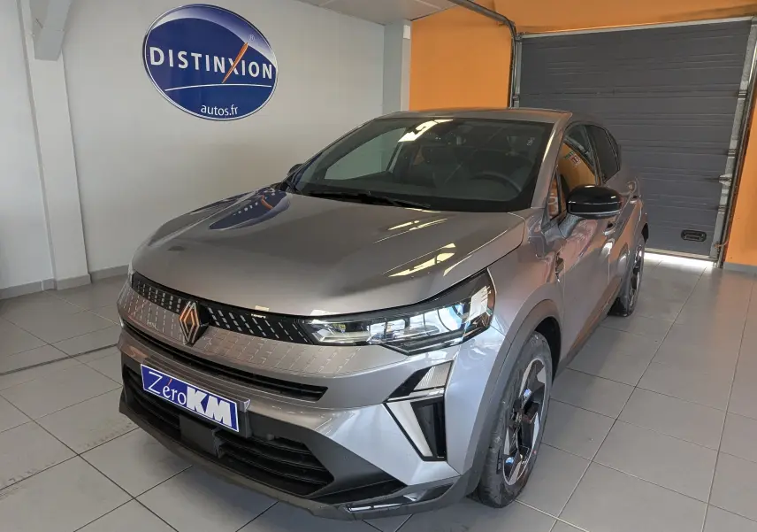 Renault Captur E-Tech Full Hybrid 160ch en gris cassiopée, vue 3/4 avant droit dans un showroom intérieur.
