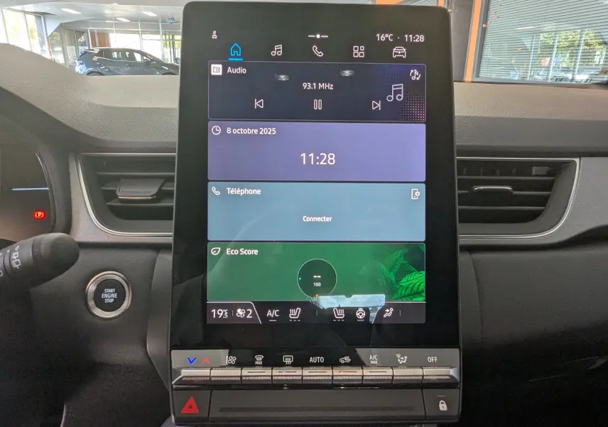 Vue rapprochée de l'écran tactile central du tableau de bord du Renault Captur gris Cassiopée 2025 avec commandes climatisation.