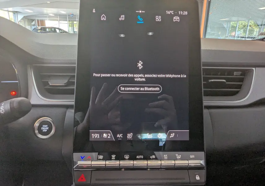 Écran tactile central du tableau de bord du Renault Captur gris cassiopée 2025, affichant la connexion Bluetooth.