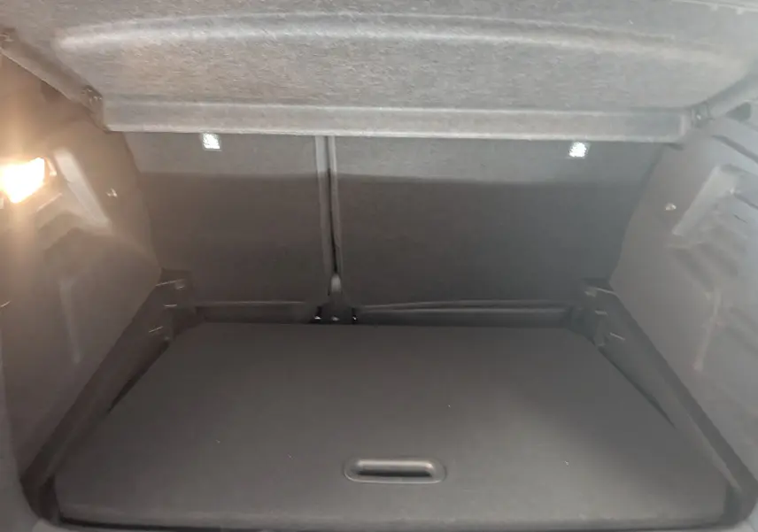 Coffre ouvert du Renault Captur E-Tech Full Hybrid 160ch en gris Cassiopée, montrant l'espace de rangement arrière.