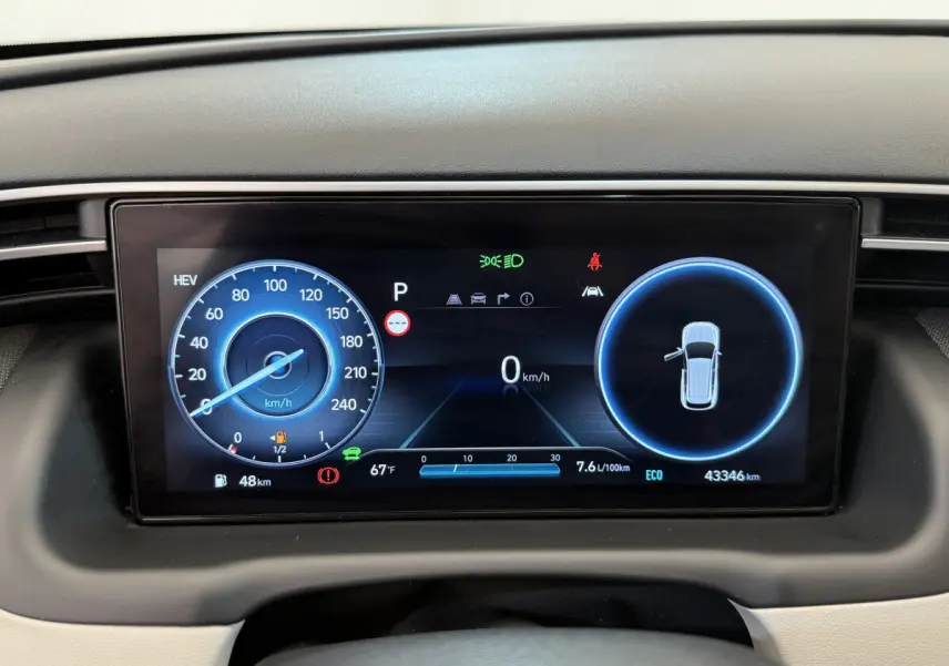 Affichage numérique du tableau de bord du Hyundai Tucson hybride rechargeable 2022, avec vitesse et état portes ouvertes.