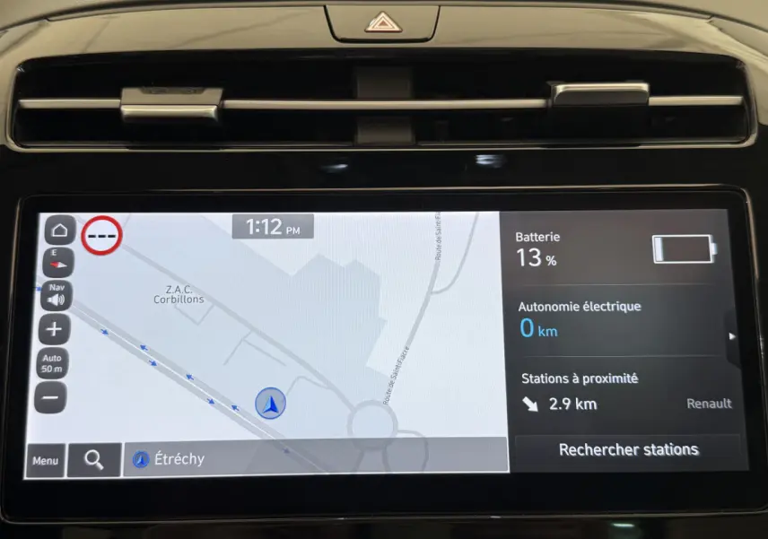 Écran tactile du tableau de bord du Hyundai Tucson 2022 affichant la navigation et l'état batterie à 13%