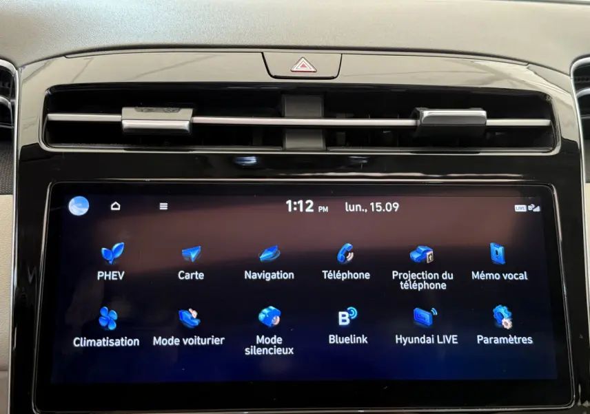 Écran tactile central affichant menu multimédia dans l'habitacle noir du Hyundai Tucson 2022.