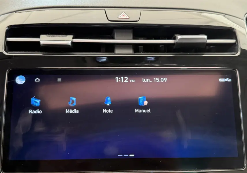 Écran tactile du tableau de bord du Hyundai Tucson noir, affichant les icônes Radio, Média, Note et Manuel.