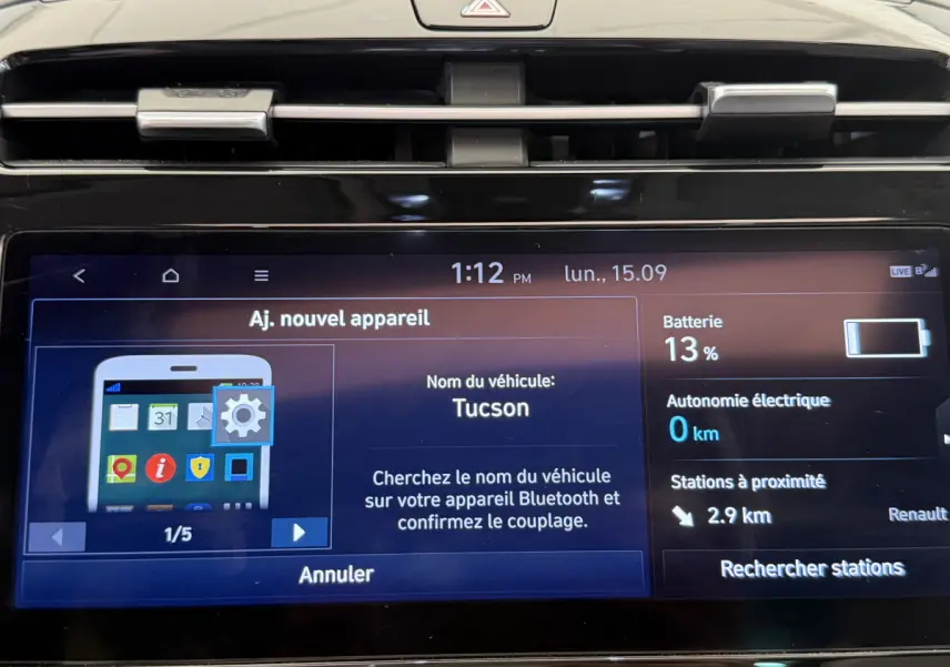 Écran tactile central du Hyundai Tucson hybride rechargeable affichant la connexion Bluetooth et l'état batterie à 13%