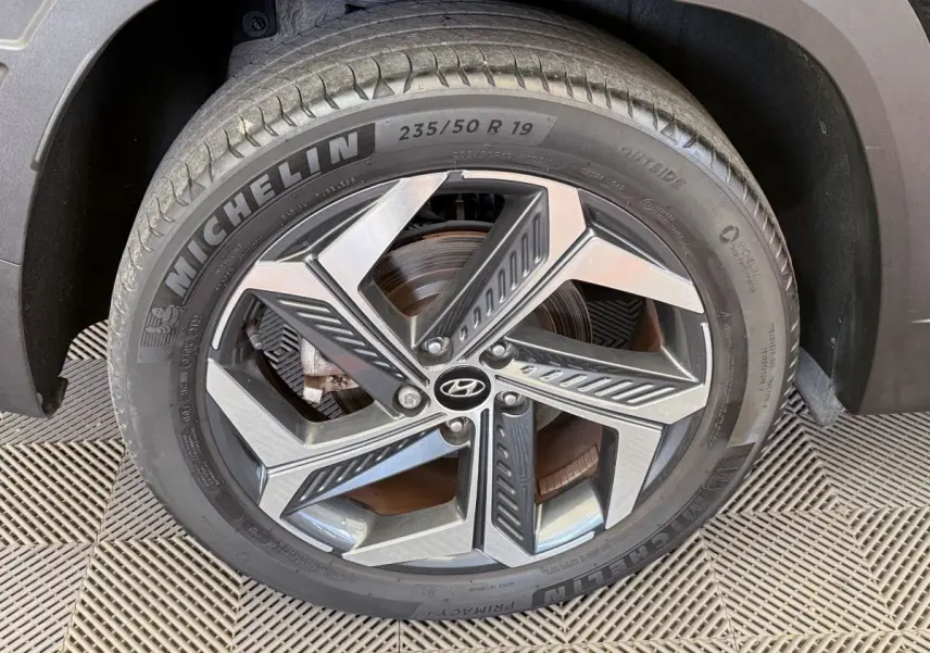 Gros plan sur la jante alliage bicolore et pneu Michelin du Hyundai Tucson noir, côté arrière droit.