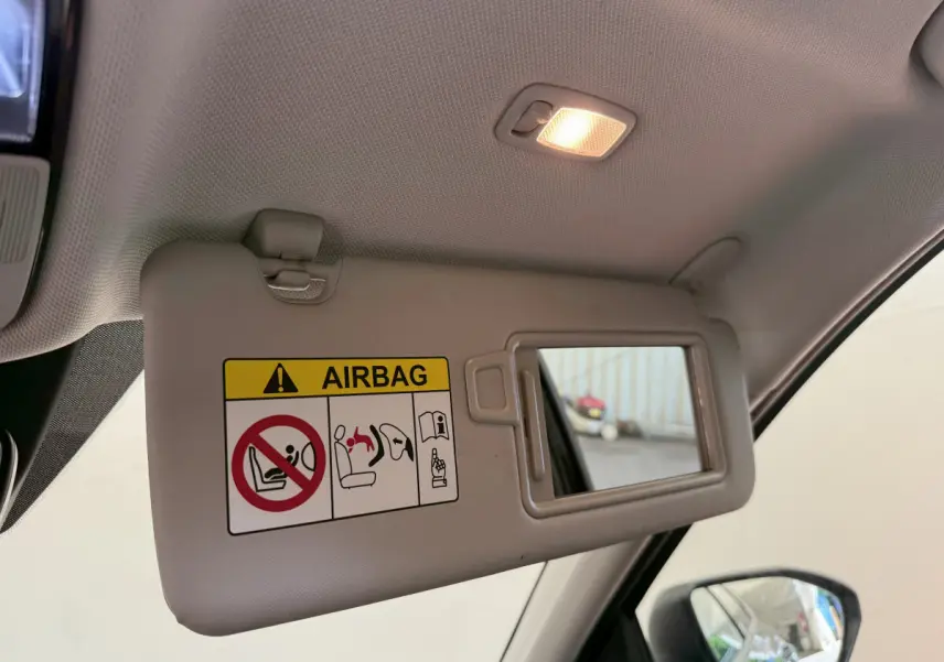 Détail du pare-soleil côté conducteur avec miroir et avertissement airbag dans un Hyundai Tucson noir 2022