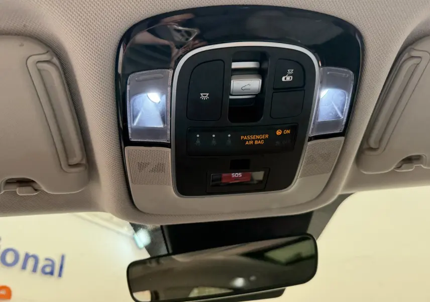 Plafonnier intérieur avec éclairage LED et indicateur airbag passager activé dans un Hyundai Tucson noir 2022.