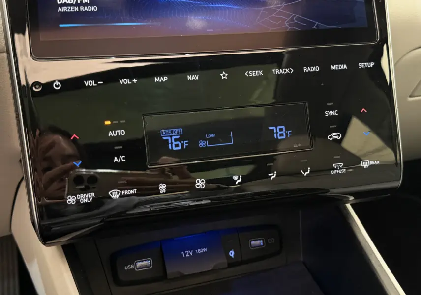 Détail du tableau de bord noir brillant du Hyundai Tucson 2022 avec écran tactile et commandes climatisation digitales.