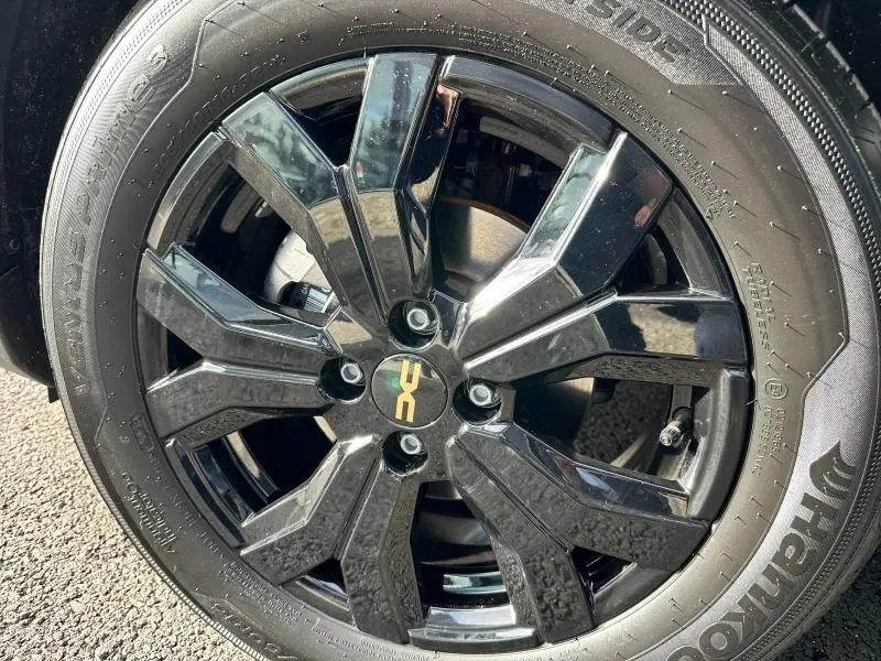 Gros plan sur la jante noire brillante du Dacia Sandero Stepway 2025 en Gris Schiste métallisé, soulignant son design moderne.