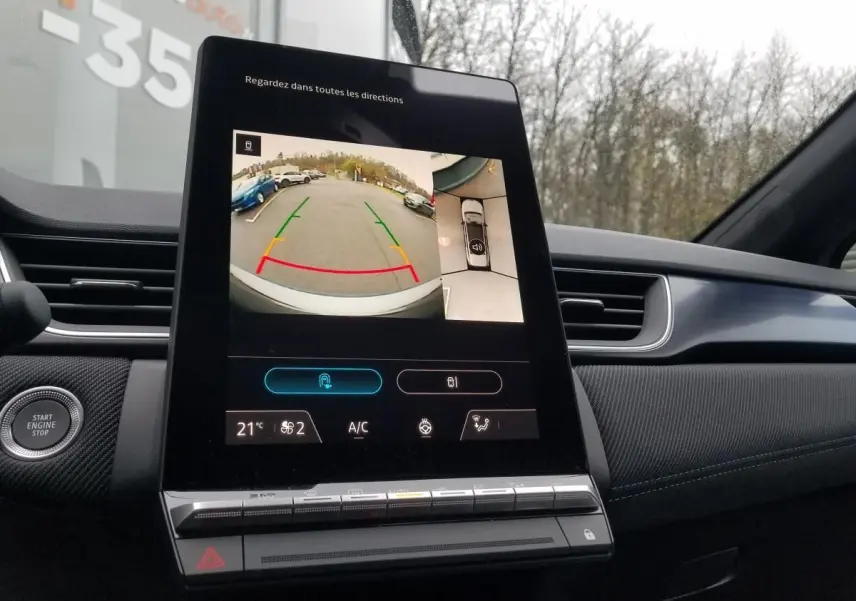 Écran central tactile affichant la caméra de recul dans l'habitacle du Renault Captur gris Rafale 2025.