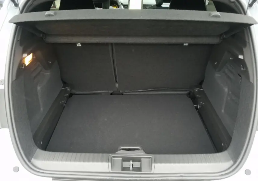 Coffre ouvert vu de l'arrière d'un Renault Captur gris Rafale, montrant l'espace de chargement et la tablette arrière.