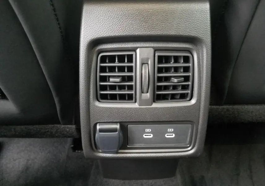 Vue rapprochée des aérateurs arrière et ports USB du Renault Captur 2025 gris Rafale, finition Esprit Alpine.