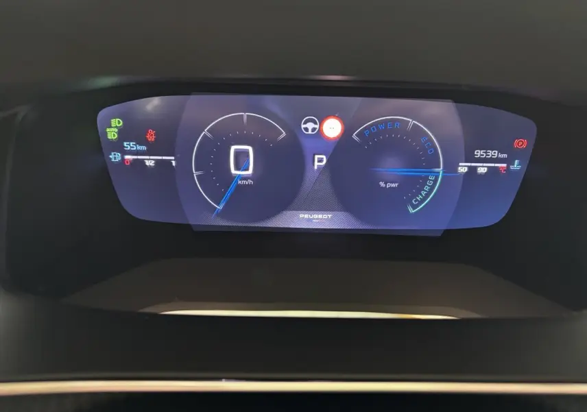 Combiné d'instruments numérique de la Peugeot 208 Hybrid 110 e-DCS6 GT affichant vitesse et indicateurs, vue frontale intérieure.