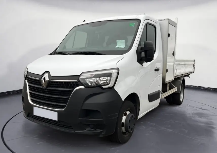 Vue 3/4 avant droit d'un Renault Master Châssis Cabine blanc avec benne et coffre, roues jumelées arrière visibles.