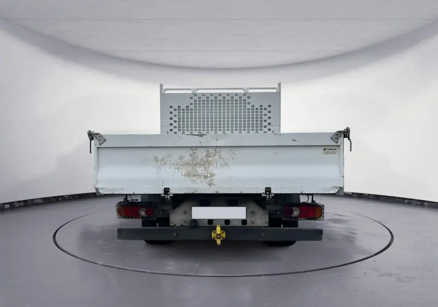 Vue arrière d’un Renault Master Châssis Cabine blanc avec benne et coffre, montrant des traces de saleté sur la benne.