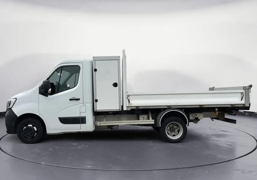Vue latérale droite d’un Renault Master blanc avec benne, coffre latéral et roues jumelées arrière.
