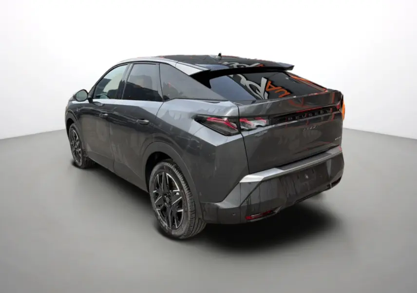 Vue 3/4 arrière droit du Peugeot 3008 Hybrid gris titane avec toit noir et jantes alu noires.