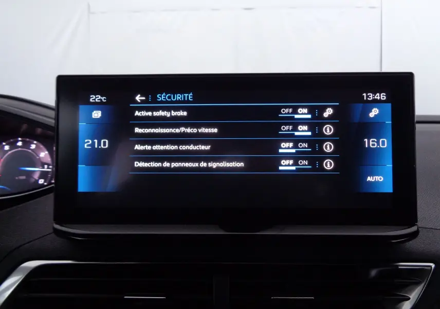 Écran central tactile du Peugeot 5008 noir perle métal 2023 affichant les réglages de sécurité active.